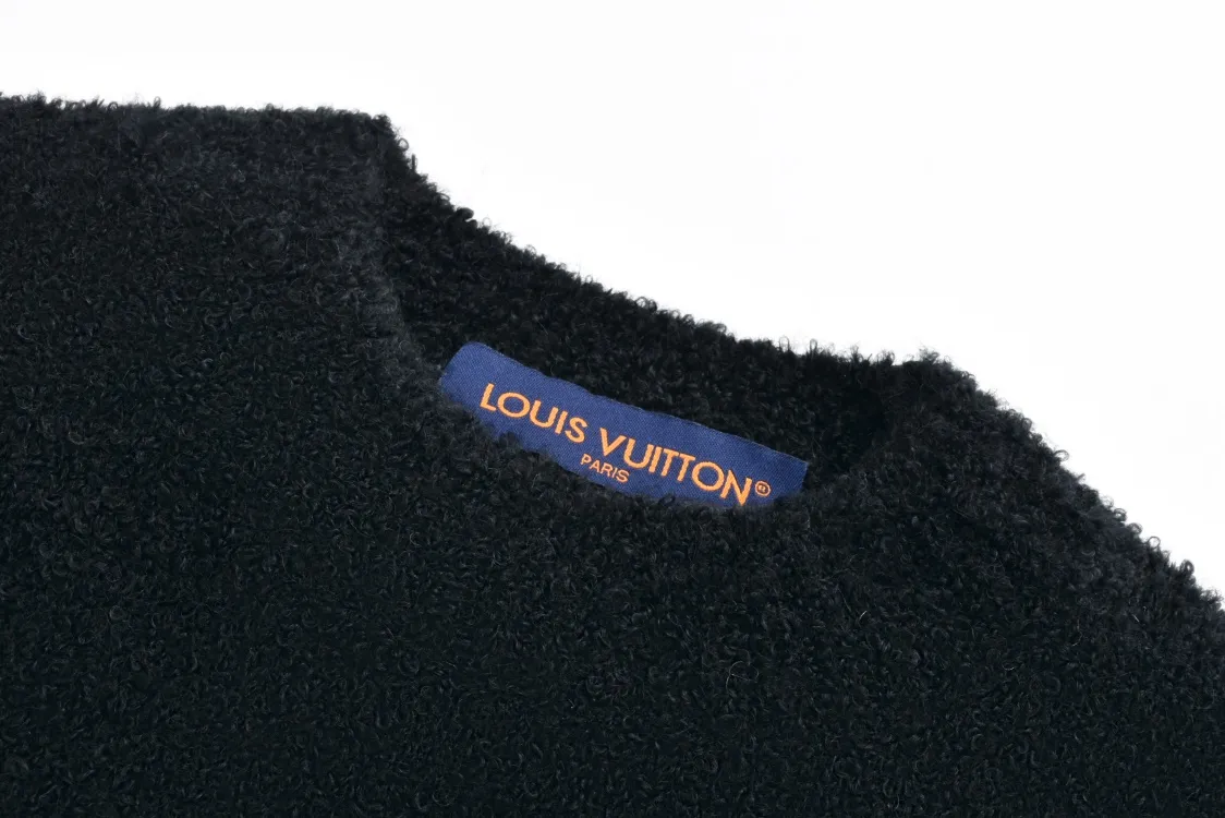 🅿️500 1v 23FW mirror logo intarsia sweater (pure black) originally purchased for 10,900, new color in 23 years, custom-woven and dyed sheep wool 55%, yak hair 21% nylon 20% Spandex 4% wool loop yarn, pure black loop yarn has high ductility and good elasticity. It is different from the non-elastic version on the market. The special washing process is very soft and skin-friendly. It is a 3-needle knitting process. The thickness of each stitch of the intarsia on the clothes logo is consistent with the original. The back logo is a mirror intarsia. The upper body is skin-friendly and versatile. Wear it in front of others. It is an autumn and winter item with strength. Size:S-M-L